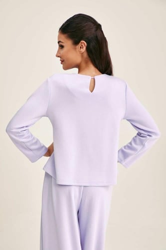 بلوزة بتفاصيل لامعة