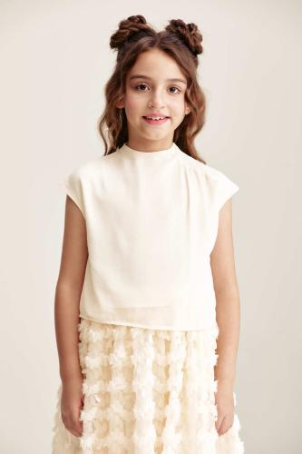 بلوزة بأكمام قصيرة