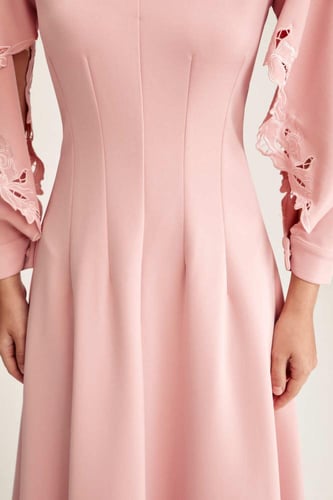 فستان بأكمام مطرزة بقصة مفتوحة