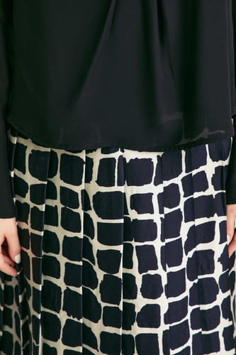 بلوزة بتفاصيل طيات