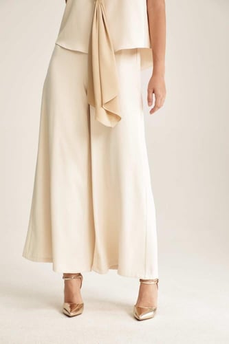 بنطلون سادة بقصة واسعة