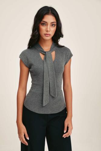 بلوزة بياقة بربطة