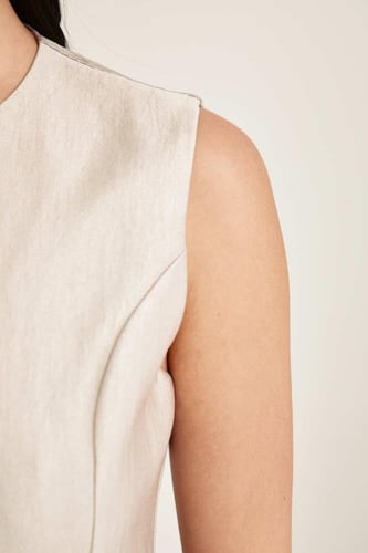 جاكيت بلا أكمام بأزرار براقة