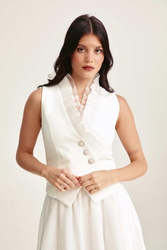 جاكيت بلا أكمام بياقة كشكش