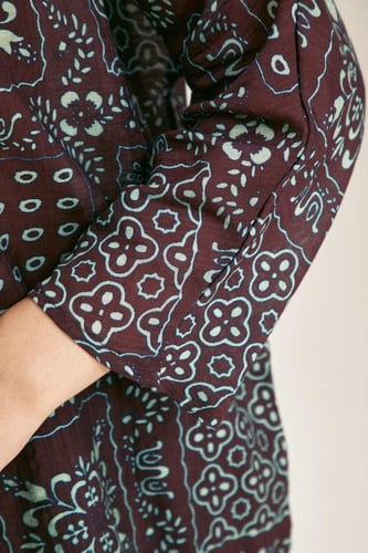 بلوزة فضفاضة مزينة بنقوش