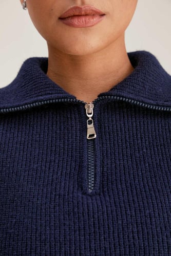 بلوزة بلا أكمام بقصة مفتوحة