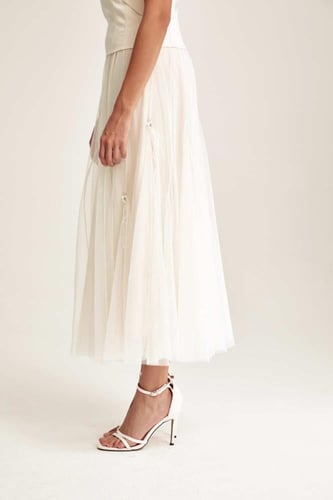 تنورة تول مزينة بالريش