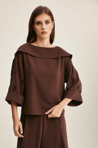 بلوزة واسعة بأكمام مزينة بالخرز