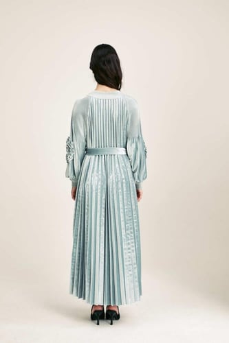 فستان مخمل بورود بارزة