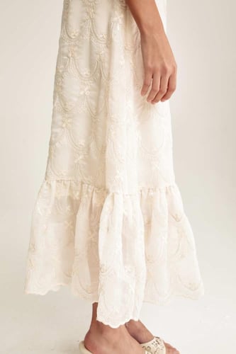 تنورة مطرزة بكشكش من أسفل