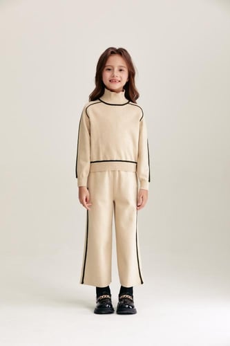 بلوزة بياقة عالية