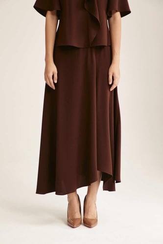 تنورة واسعة بقصة كلوش