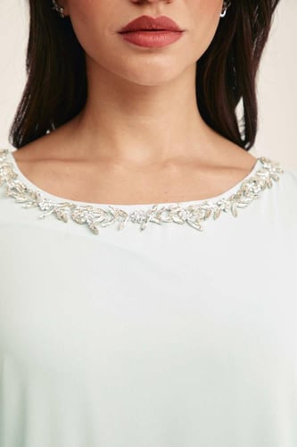 فستان كيب بياقة مزينة بالكريستال