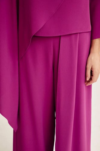 بنطلون بقصة واسعة