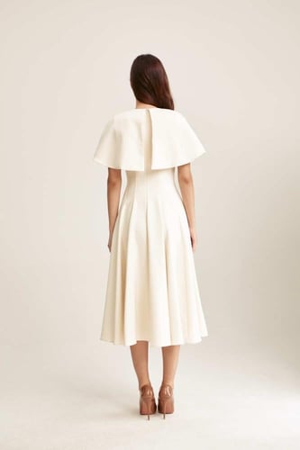 فستان بياقة كيب مٌطرزة بالورود