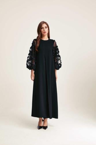 فستان بأكمام منفوخة بورود بارزة