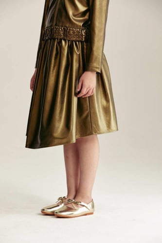 تنورة لامعة بنمط لف