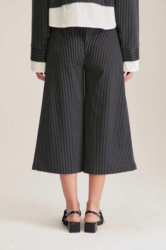 بنطلون ميدي مقلم