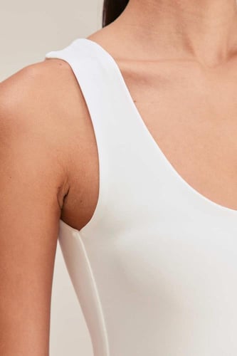 بلوزة اساسية بدون أكمام