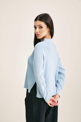 بلوزة محبوكة بياقة عالية