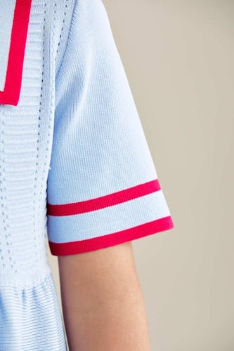 فستان محبوك بياقة بربطة