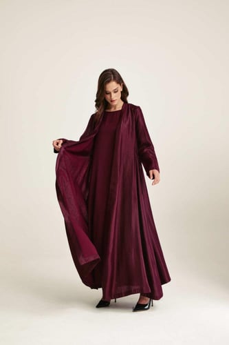 عباية لامعة مزينة بأربطة