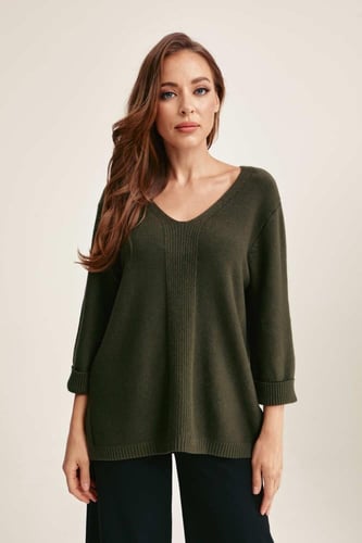 بلوزة محبوكة بقصة فضفاضة