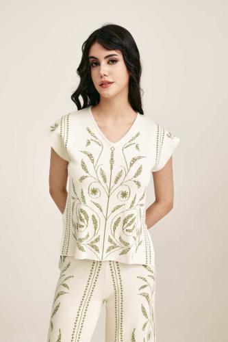 بلوزة بنقوش موردة