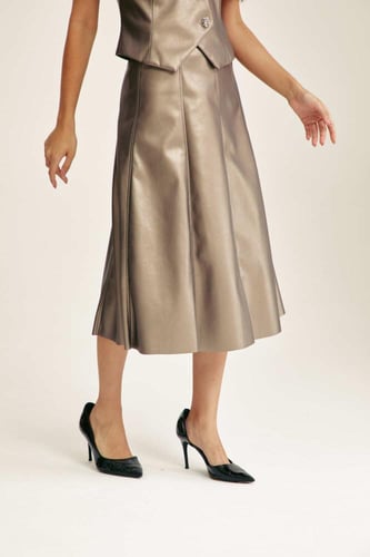 تنورة جلد بقصة كلوش