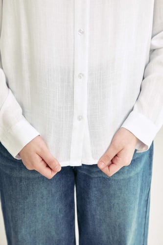 قميص مدرسي بأزرار للإغلاق