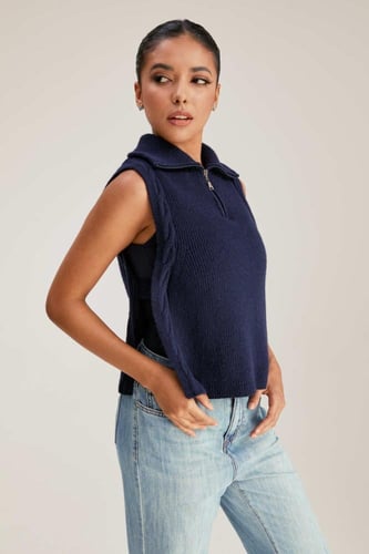 بلوزة بلا أكمام بقصة مفتوحة