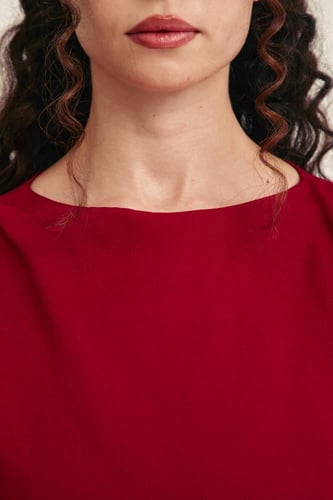 فستان بأكمام متوسطة مُزين بوردة بارزة