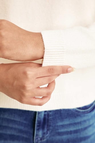 كنزة مطرزة بالزهور