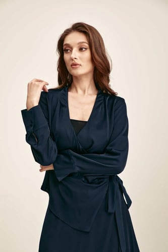 بلوزة لف برباط جانبي