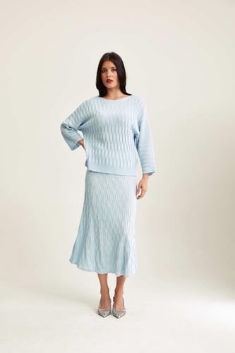 بلوزة محبوكة بقصه واسعة