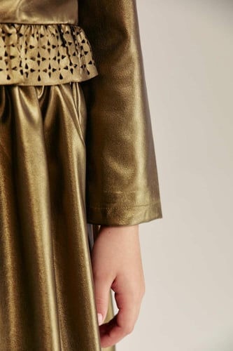 جاكيت لامع بحواف كشكش