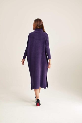 فستان واسع بياقة عالية