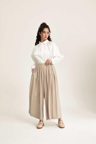 بنطلون بخصر مطاطي وقصة واسعة