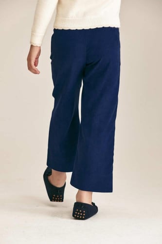 بنطلون بأرجل مستقيمة