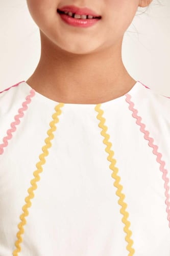 فستان بلا أكمام بتفاصيل ملونة