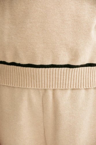 بلوزة بياقة عالية