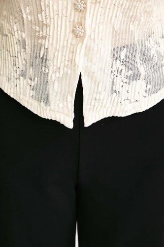 بلوزة دانتيل بأكتاف منفوخة