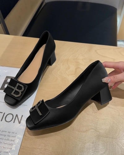  حذاء نسائي بكعب كلاسيك بلون أسود