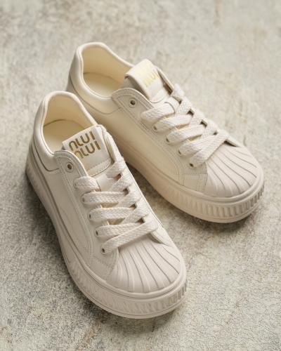 ‎ حذاء نسائي عملي باللون الأبيض