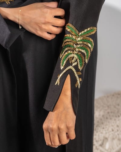 ‎ عباية نسائية الفي اند كو بتصميم أنيق بلون أسود