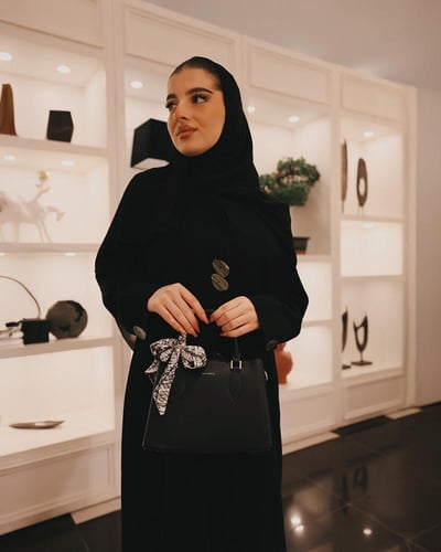 شنطة نسائية الفي اند كو باللون الأسود