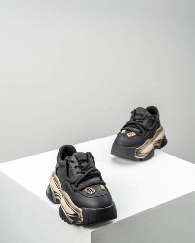  حذاء نسائي عصري باللون الأسود