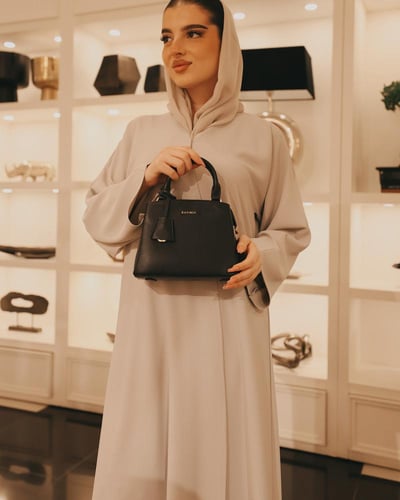 شنطة نسائية الفي اند كو باللون الأسود