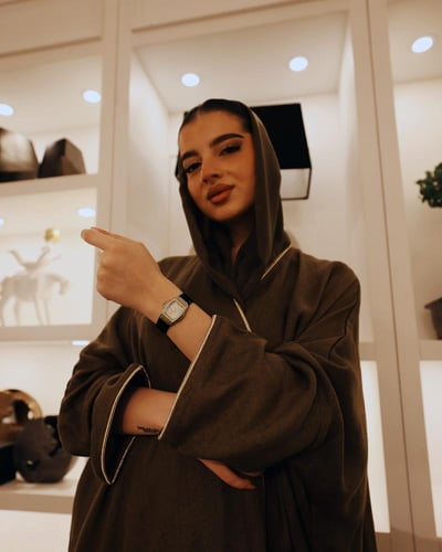 ساعة نسائية جلد باللون الأسود الفي اند كو