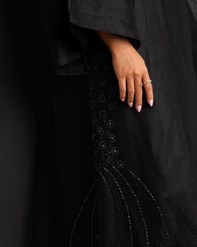 ‎ عباية نسائية زايروس بتصميم مميز أسود